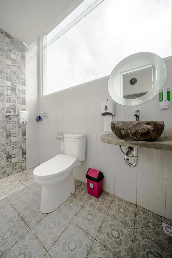 The Moon Hostel Batununggul Екстериор снимка