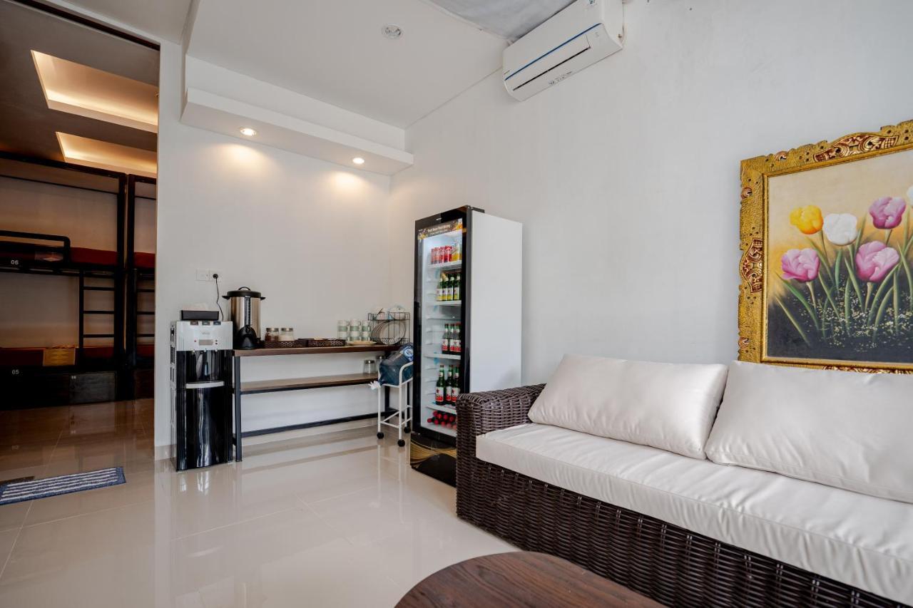 The Moon Hostel Batununggul Екстериор снимка
