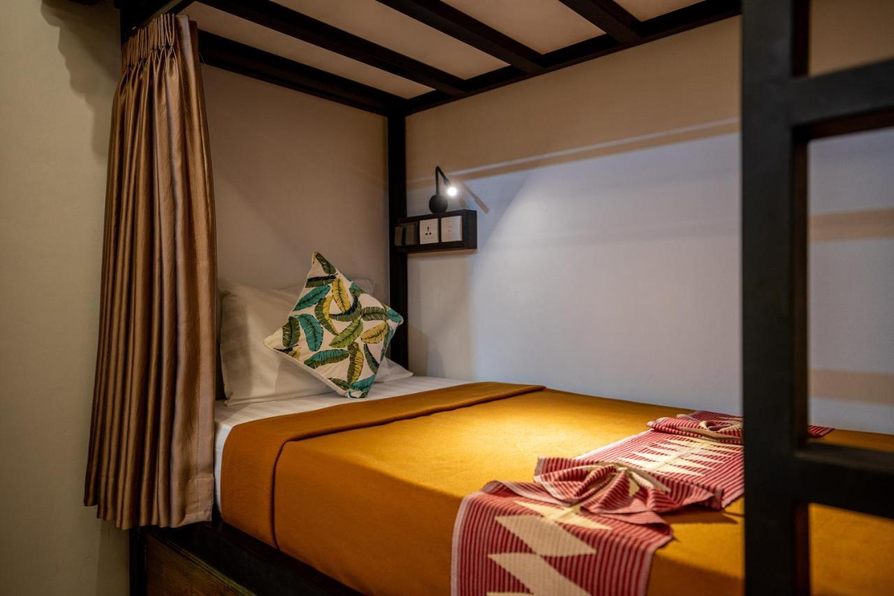 The Moon Hostel Batununggul Екстериор снимка